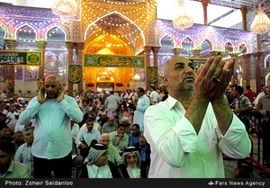 زائران حسینی در حرم مطهر امام حسین (ع)