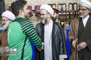 اهدای جوایز توسط حجت الاسلام حکمتعلی مظفری رئیس دیوان عدالت اداری در مسابقات فینال فوتسال جام عدالت