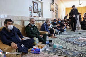 سردار محمدرضا یزدی فرمانده سپاه تهران و غلامرضا شریعتی استاندار خوزستان در جمع مردم و بررسی مشکلات روستای شمه بخش غیزانیه 
