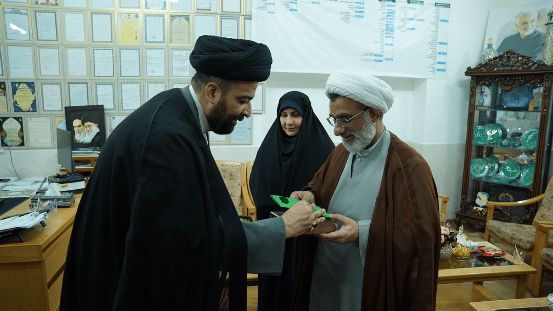 حضور دبیر شورای عالی انقلاب فرهنگی در حرم مطهر حضرت موسی مبرقع (ع)
