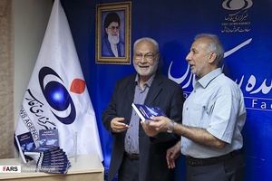 رونمایی از کتاب مولفه های قدرت در جمهوری اسلامی  در مراسم رونمایی از این کتاب 