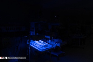 قل پنجم (  قل E  ) در بخش  مراقبت های ویژه نوزادان ( NICU 4 ) زیر دستگاه فتوتراپی جهت درمان زردی / بیمارستان حضرت زینب(س) شیراز