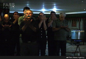 اقامه نماز جماعت ظهر عاشورا در محل تهیه نذری عاشورای حسینی