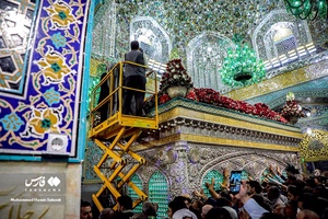 آئین تعویض پرچم گنبد و پوش ضریح حرم مطهر رضوی