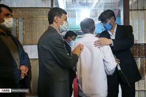آزادی تعدادی از زندانیان جرایم غیر عمد و جرایم مالی از زندان بزرگ تهران با مشایعت سید پرویز فتاح رئیس بنیاد مستضعفان و مهدی حاجی زاده رئیس سازمان زندان‌ها