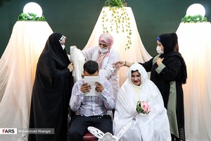 این جوانان از فامیل ها می خواهند که به جای اسراف در عروسی های شان، در این گونه عروسی ها اشتراک نمایند