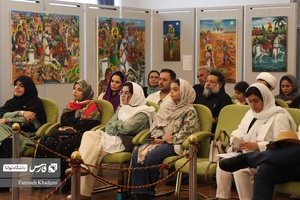 بازدید کنندگان در حال تماشای پرده خوانی عاشورایی در نمایشگاه روز واقعه