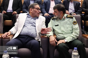 دریابان علی شمخانی نماینده مقام معظم رهبری و دبیر شورای عالی امنیت ملی و سردار سرتیپ احمدرضا رادان فرمانده کل انتظامی کشور در اختتامیه همایش هندسه نظم نوین جهانی