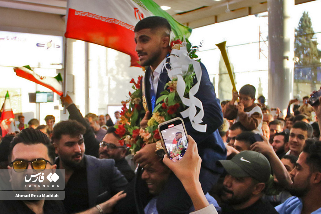 استقبال کاکو شیرازی‌ها از غلامرضا فرخی؛ قهرمان کشتی فرنگی جهان