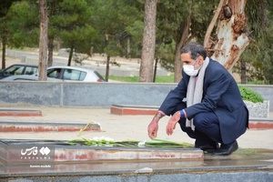غبارروبی مزار مطهر شهیدان در گلزار شهدای خرم‌آباد