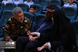 گفتگوی امیر رضایی فرمانده آجا در استان های فارس و کهکیلویه و بویراحمد با همسر  و فرزند شهید عباس دوران