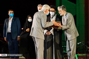 اعطاء نشان درجه یک هنری توسط غلامعلی حداد عادل به استاد پیشکسوت عکاسی تبریز محمدعلی جدیدالاسلام در همایش ملی روز شعر و ادب فارسی و بزرگداشت استاد شهریار.