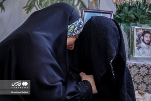 لحظه اعلام خبر شناسایی هویت شهید گمنام به خواهر شهید «حسین علامه»