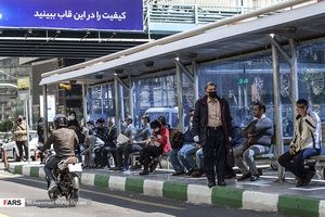 تجمع مسافران در ایستگاه اتوبوس تقاطع خیابان‌های جمهوری و حافظ