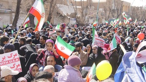 حاشیه نگاری فارس از راهپیمایی مردم یزد/ دهه نودی ها گل کاشتند