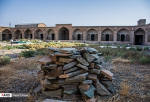 کاروانسرایی در دشت طلایی ری