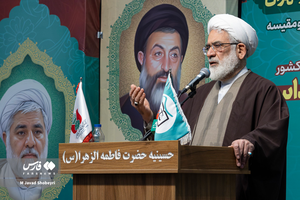 حجت‌الاسلام منتظری، رئیس دیوان عالی کشور، در حال سخنرانی در  یادواره شهدای حقوقدان شهر تهران.