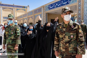 عزاداری خانواده شهید محمدحسین دهقانی در مراسم تشییع / حرم مطهر حضرت شاهچراغ(ع) شیراز