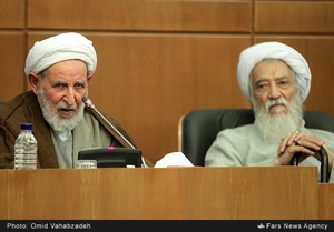 آیت الله محمدعلی موحدی کرمانی  و آیت‌الله محمد یزدی رئیس مجلس خبرگان