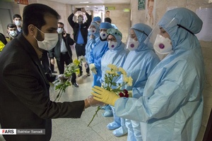 تجلیل دانشجوایان از کادر درمانی بیمارستان توحید«بخش کرونا »