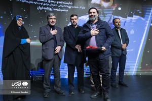 تقدیر از نفرات برگزیده توسط  سیدمحمد هاشمی معاون حقوقی درمراسم اختتامیه بیست و یکمین جشنواره کتاب و رسانه