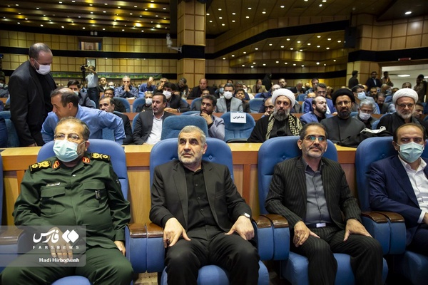  فضل‌الله کفیل مسئول بسیج کارمندان و ادارات کشور، علی نیکزاد نایب رئیس اول مجلس شورای اسلامی و سردار غلامرضا سلیمانی رئیس سازمان بسیج مستضعفین در همایش ملی بسیج ادارات و کارمندان
