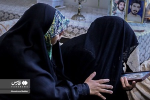لحظه اعلام خبر شناسایی هویت شهید گمنام به خواهر شهید «حسین علامه»