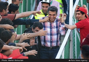 شوخی تماشاگران حاضر در ورزشگاه ازادی با عادل فردوسی پور گزارشگر دیدار پرسپولیس و راه آهن