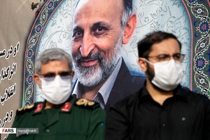 سیدعلی حجازی فرزند سرلشگر شهید حجازی و سردار اسماعیل قاآنی فرمانده نیروی قدس سپاه پاسداران در بزرگداشت سرلشگر شهید حجازی در مقبرة الشهداء شهرک شهید محلاتی
