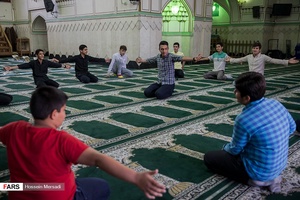 نوجوانان در حال نرمش بعد از اتمام کلاس قرآن می باشند. کلاس های قرآن هم از جذابیت های خاص خود برخوردار است.
