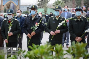 غبارروبی مزار مطهر شهیدان در گلزار شهدای خرم‌آباد
