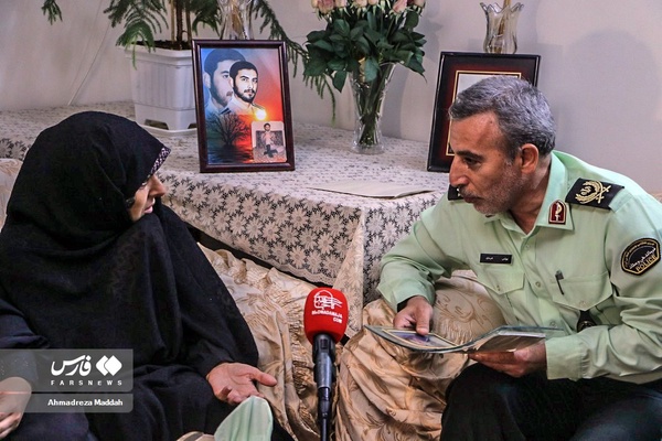 لحظه اعلام خبر شناسایی هویت شهید گمنام به خواهر شهید «حسین علامه»