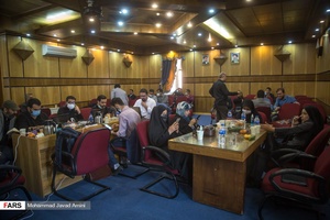 خبرنگاران در اتاق کناری جلسات در حال پوشش خبر هستند