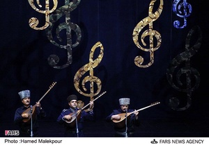 اجرای موسیقی توسط گروه عاشیق لار در مراسم گشایش جشنواره موسیقی مقاومت