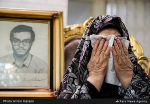 مادر شهید سعید حیدری پس از شنیدن خبر بازگشت پیکر شهیدشان به کشور
