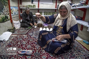 زنان و مردان  شهرمریوان با میل و رغبتی خاص کلاش را می‌بافند.