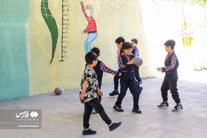 بازی دانش آموزان در حیاط مدرسه