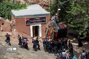 آیین نخل گردانی و مراسم عزاداری عاشورای حسینی در روستای ابیانه