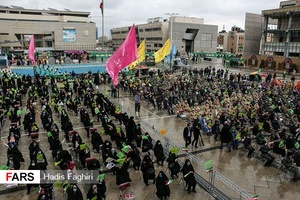  اجتماع بزرگ منتظران ظهور با حضور زائران و مجاوران بارگاه منور رضوی در میدان شهدای مشهد برگزار شد.