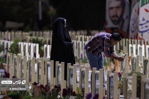 حضور زوج جوان در اولین شب جمعه سال در گلستان شهدا اصفهان