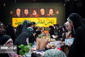 بانوان به همراه کودکان خود در حال خرید از جشنواره مقاومت هستند