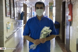 تجلیل دانشجوایان از کادر درمانی بیمارستان توحید«بخش کرونا »