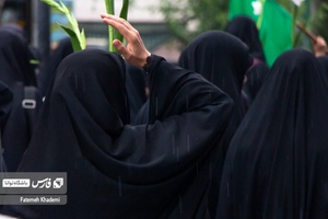بانویی که در مراسم شهادت آیت الله رییسی به نشانه عزاداری بر سر خود میزند