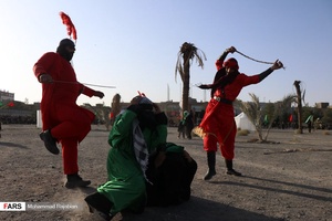 بازیگران نقش سپاه دشمن در حال کتک زدن (نمادین) اهل بیت امام حسین علیه السلام
