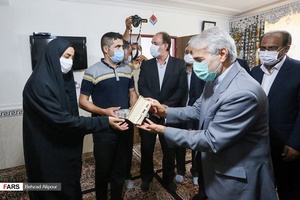 اهدای کلید مسکن‌های روستای خلیل کرد در شهرستان بهار استان همدان به صاحبانش توسط محمدباقر نوبخت، رييس سازمان برنامه و بودجه كشور