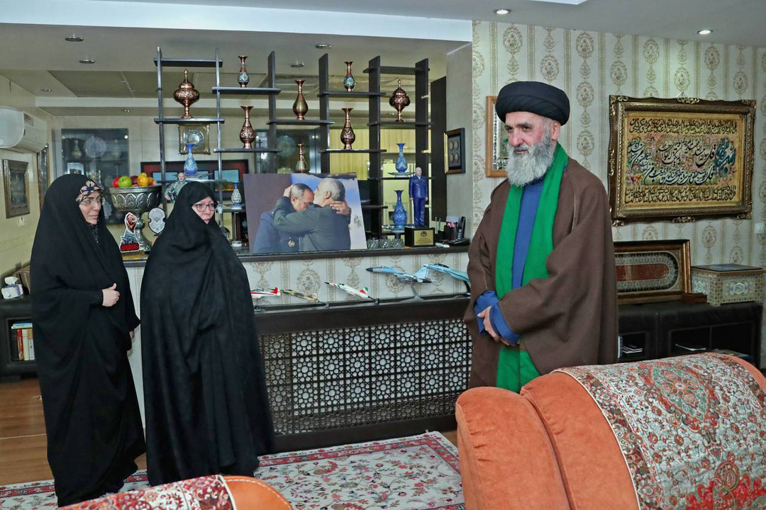 تصاویر حضور وزیر پیشنهادی دفاع در منزل شهید نصیرزاده