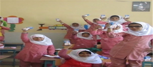 دانش آموزان توزیع شیر