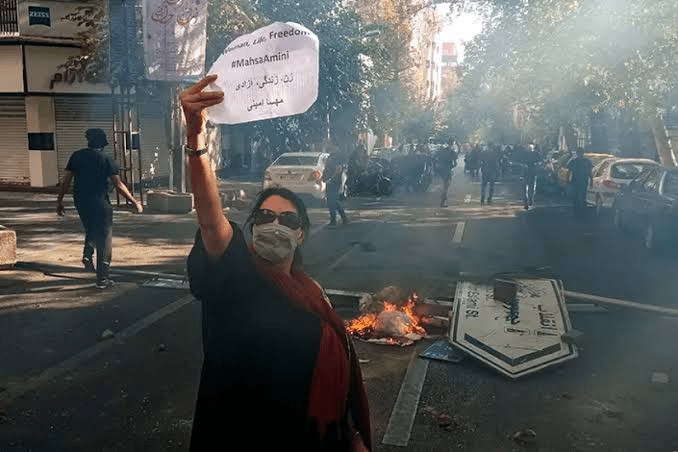 باتوم بدون درد پلیس فرانسه؛ معلم ایرانی از مشاهداتش در پاریس می‌گوید