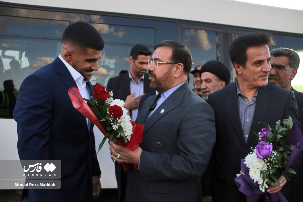 استقبال کاکو شیرازی‌ها از غلامرضا فرخی؛ قهرمان کشتی فرنگی جهان