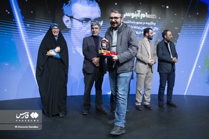 تقدیر از نفرات برگزیده توسط  سیدمحمد هاشمی معاون حقوقی درمراسم اختتامیه بیست و یکمین جشنواره کتاب و رسانه